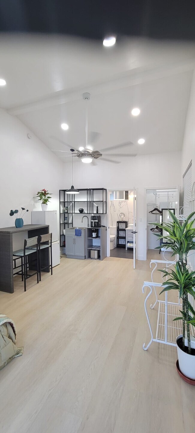 Foto del edificio - 17351 Bullock St