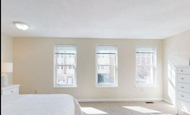 Building Photo - Charming 5 Bedroom