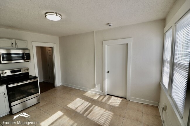 Building Photo - 527 Moro St