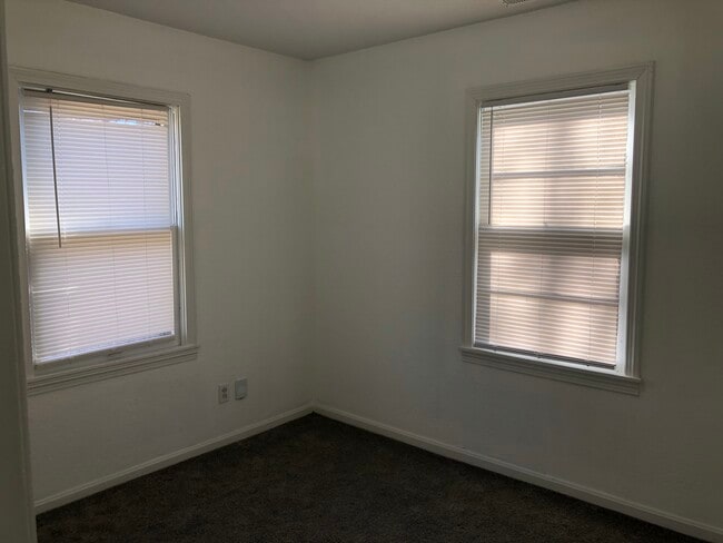 Foto del edificio - 1928 N Hood St