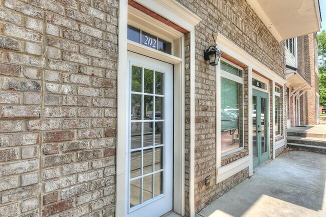 Building Photo - 1700 River Park Blvd