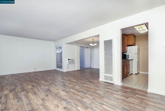 Building Photo - 2500 Laguna Cir