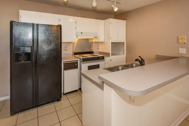 Building Photo - Wonderful East Vallejo Condo with views