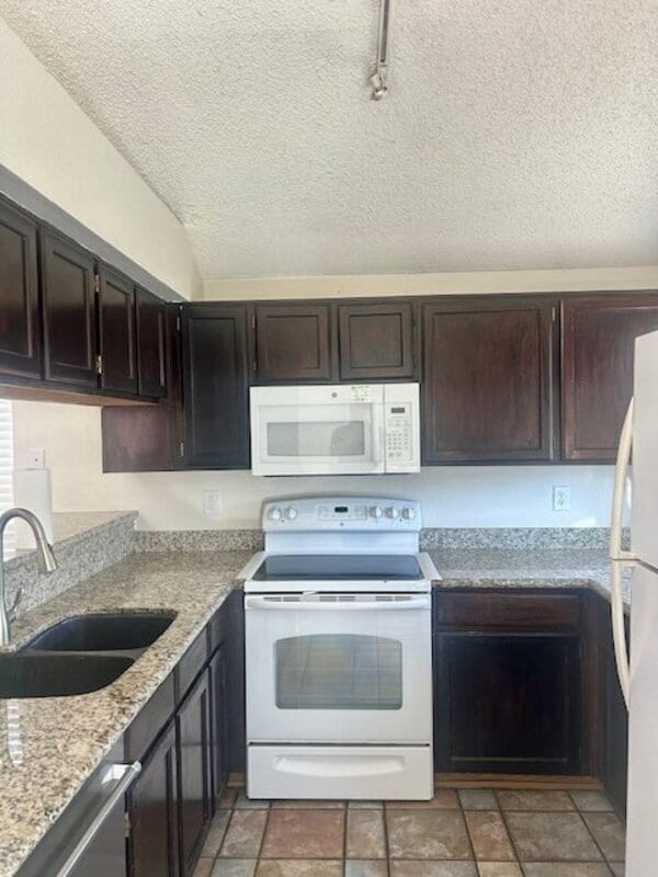 Building Photo - 837 E Gila Ln