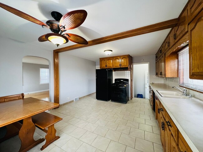 Building Photo - Elegant Kenosha Single Family Home with Chef’s Kitchen and Two-Car Garage