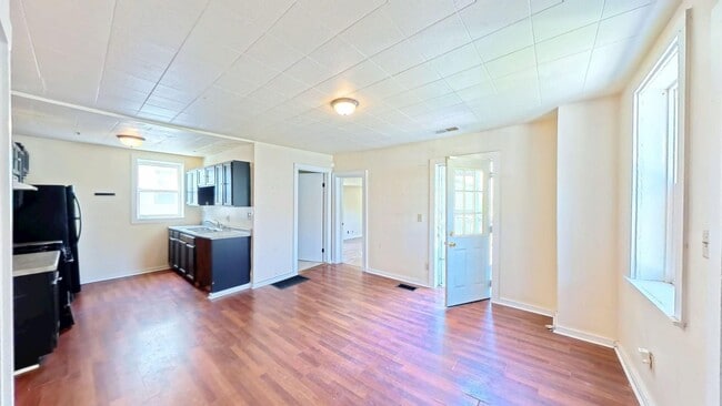 Building Photo - 4-Bed Farmhouse Minutes from UVM Campus (30 Chase St)