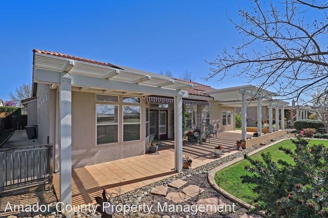 Building Photo - 3 br, 2 bath House - 621 Fairway Dr