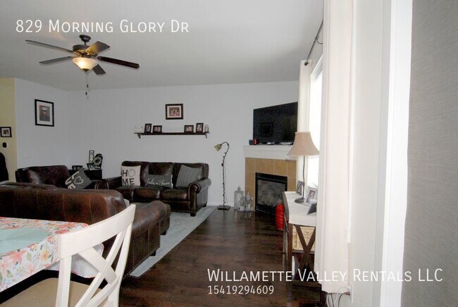 Building Photo - Newer home in North Independence