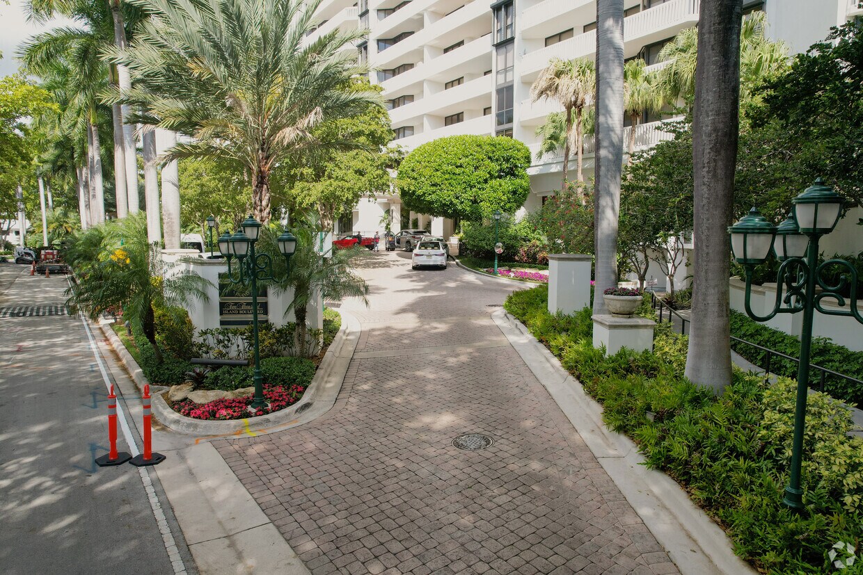 Entrada - 2000 Island Blvd
