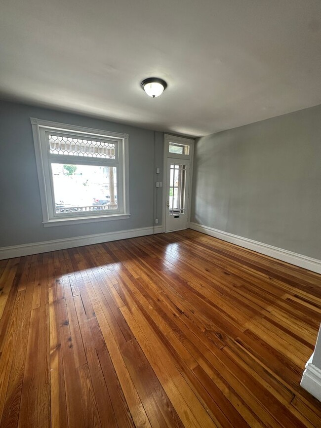 Building Photo - Recently renovated townhome in the heart o...