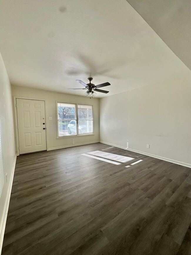 Foto del edificio - COMING MARCH 2026 - Cozy 3-Bedroom Home w/ Fully Renovated Kitchen!!