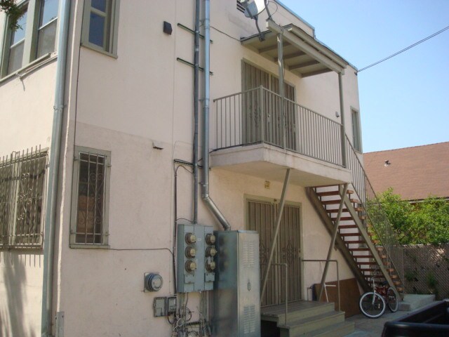 Parte trasera del edificio delantero - 2660 Magnolia Ave.