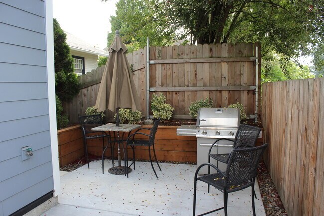 Building Photo - 4720 NE Glisan St