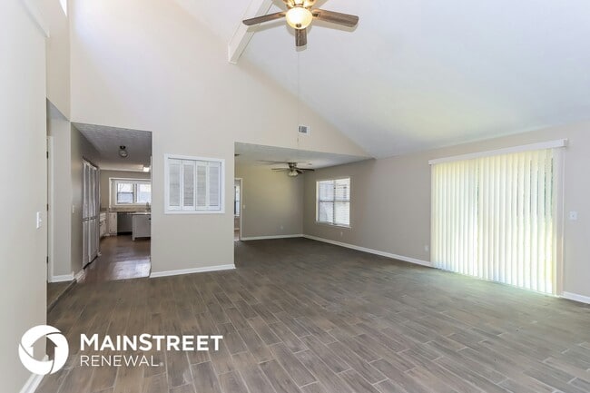 Building Photo - 135 Red Oak Dr