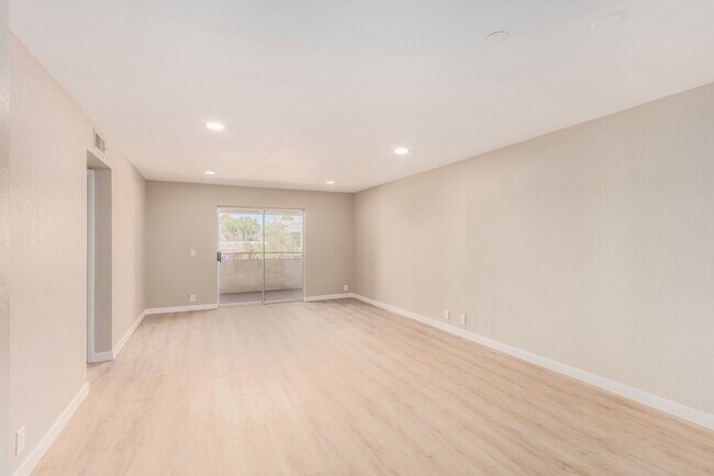 Building Photo - 4150 E Cactus Rd