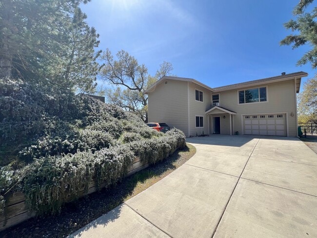 Building Photo - 27030 Oakflat Dr