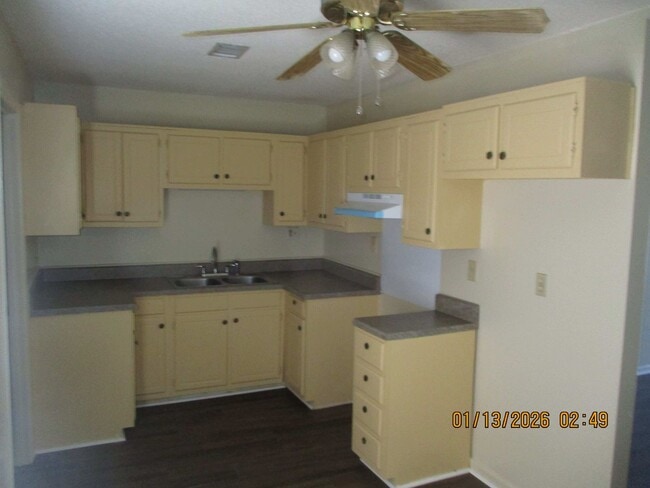 Building Photo - 663 Pineview Ln NE