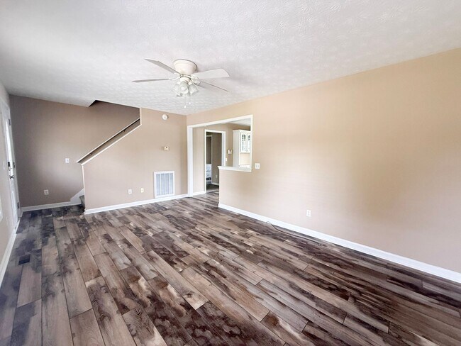 Foto del edificio - Pet-Friendly 3-Bedroom Home with Garage, Screened-In Porch & Spacious Bedrooms