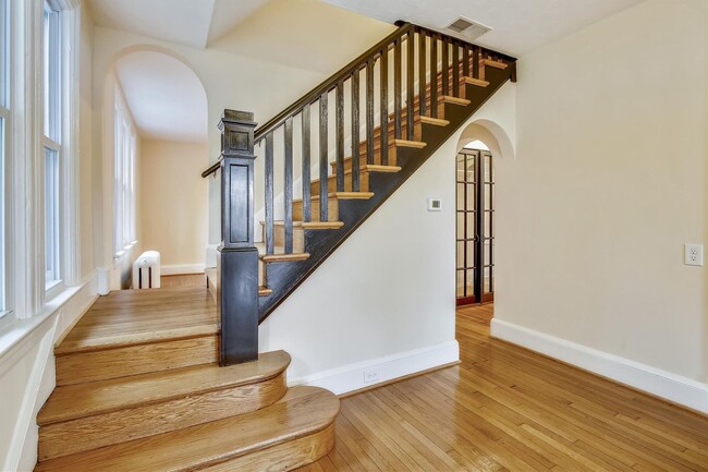 Building Photo - BEAUTIFULLY RENOVATED SF HOME w/ Water Vie...