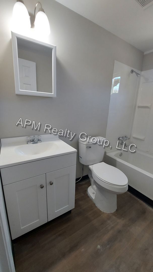 Building Photo - Newly renovated apartments!