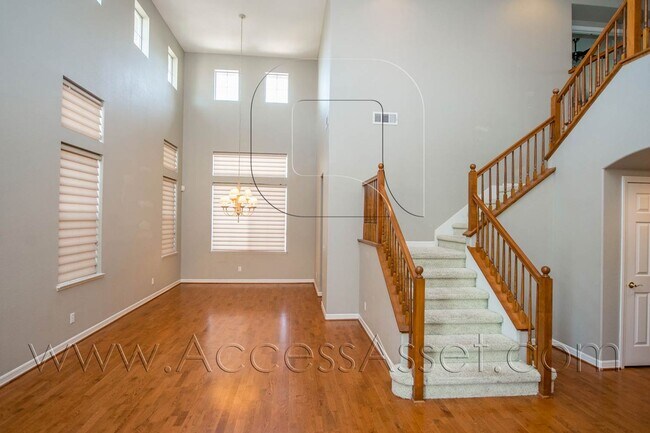 Foto del edificio - Beautiful 4 Bed/3 Bath With Loft And Great...