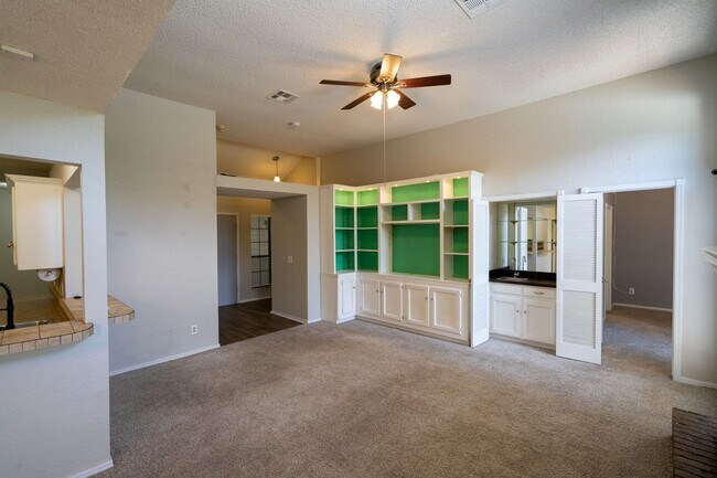 Foto del edificio - Gorgeous 3 Bed 2 Bath Home in Heart Of Edm...