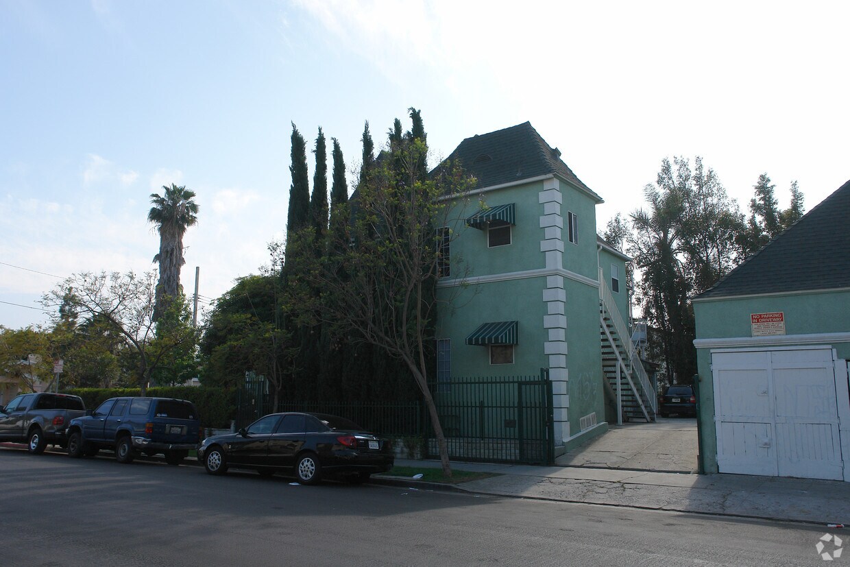 Building Photo - 853 N Oxford Ave