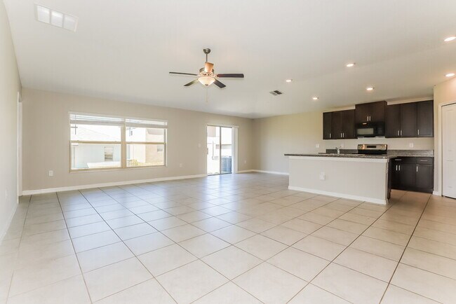 Foto del edificio - 1585 Blue Rose Dr