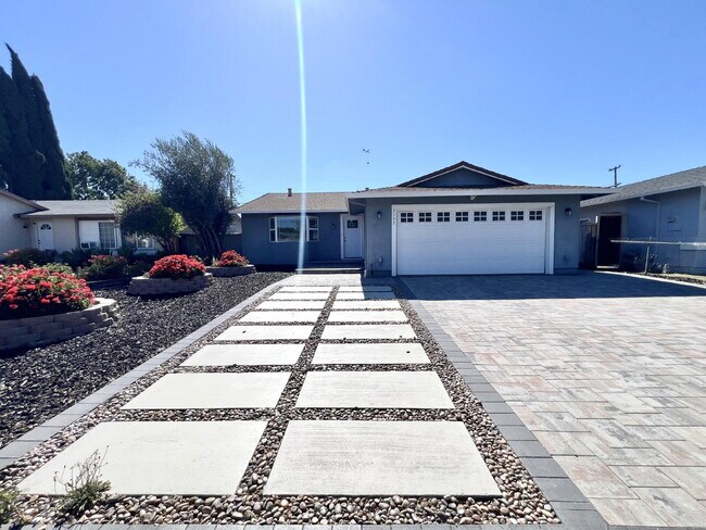 Foto del edificio - Beautiful 4BR Home in San Jose