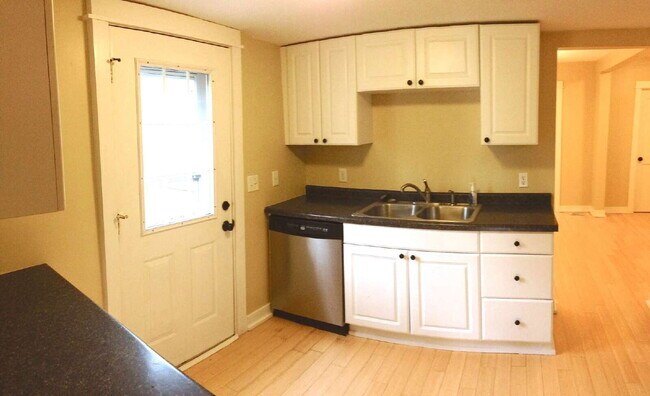 Foto del edificio - Spacious 4-Bedroom Retreat with Elegant Hardwood Floors in Minneapolis