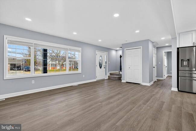 Building Photo - 2403 Kingsway Rd