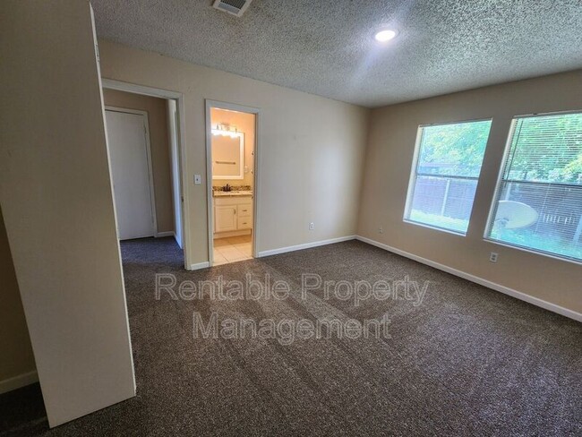 Building Photo - 927 Meadowlark Cir