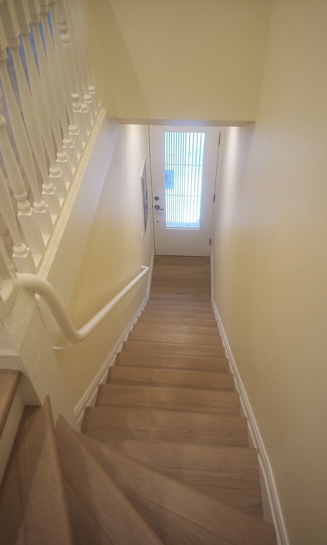 Front Entry 2 - 516 Natoma St