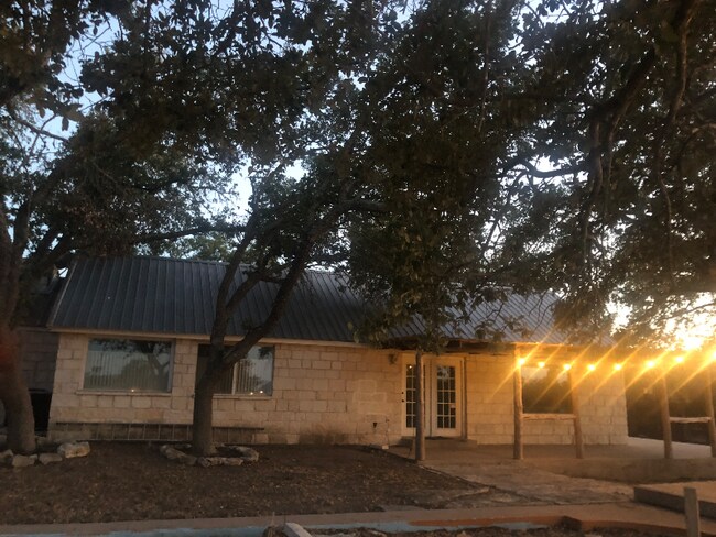 Foto del edificio - 10207 Wagon Rd W