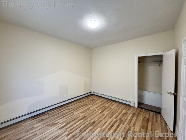 Foto del edificio - 57 Bishop Allen Dr