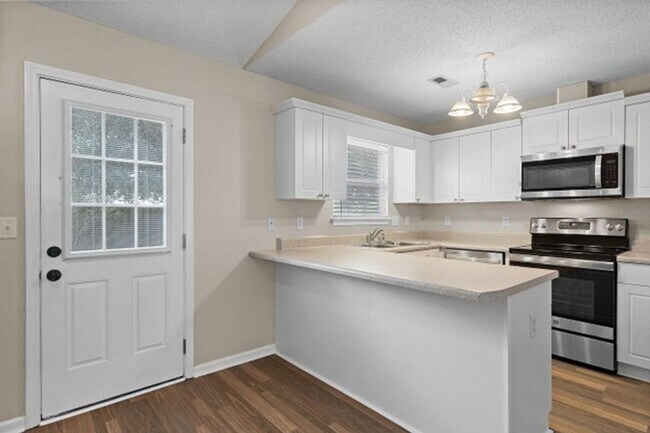 Foto del edificio - 3BR/2BA Home with Garage in Monkey Junction – Wilmington, NC