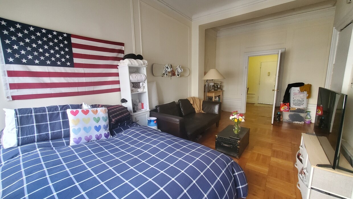 Primary Photo - 140 W 69th St
