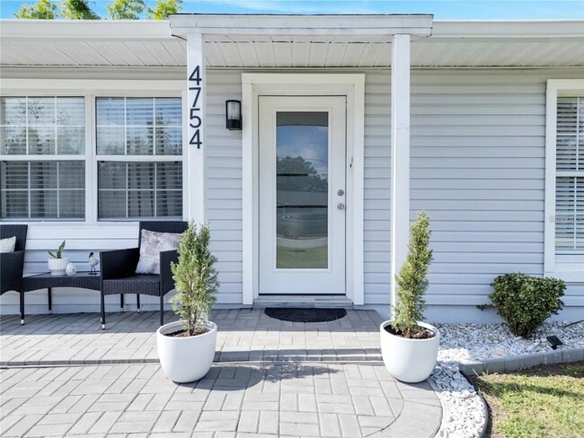 Building Photo - 4754 Lake Shore Dr