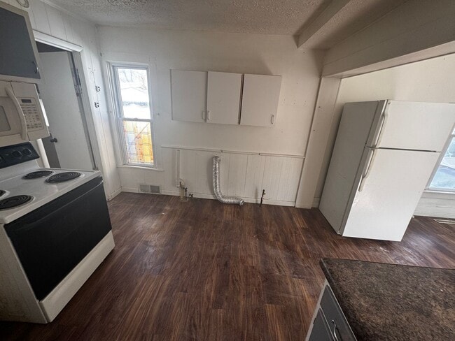 Building Photo - 3 bed/ 1.5 Bath