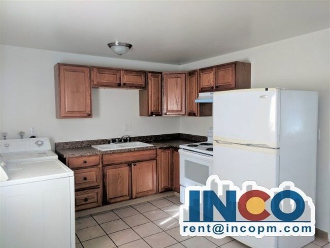 Building Photo - Awesome 2 bedroom 1 bath Duplex! Great loc...