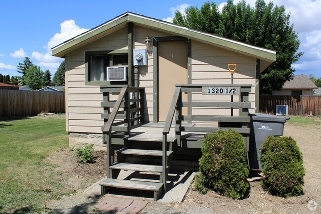 Building Photo - 1320 1/2 Springwater Ave