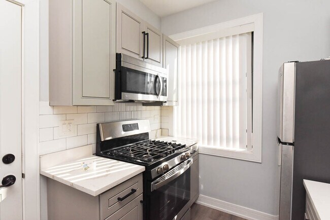 Building Photo - 7622 N Eastlake Terrace