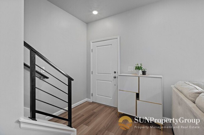 Building Photo - Stunning Duplex In Desirable Saratoga Springs!