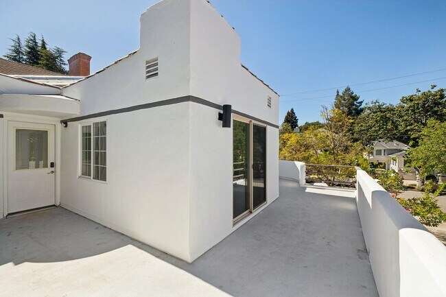Foto del edificio - Stunning Luxury 2BR with Wraparound Deck in Downtown Palo Alto