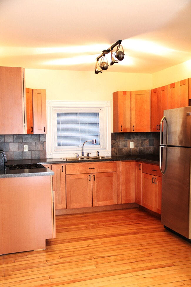 Building Photo - 206 N Winooski Ave
