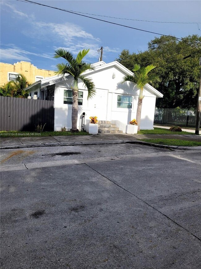 Building Photo - 5720 NE Miami Pl