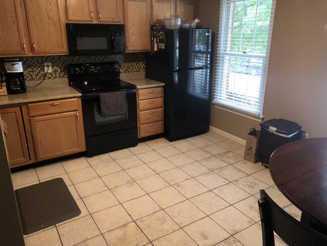 Spacious kitchen with room for table - 233 London Towne Dr