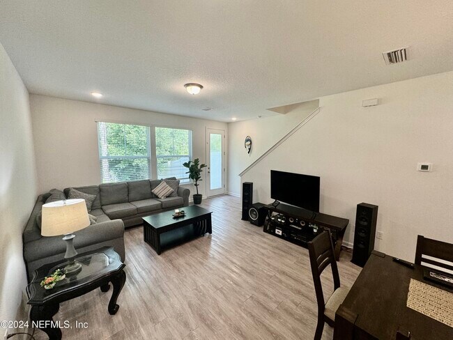 Foto del edificio - 34 Ridge Lake Rd