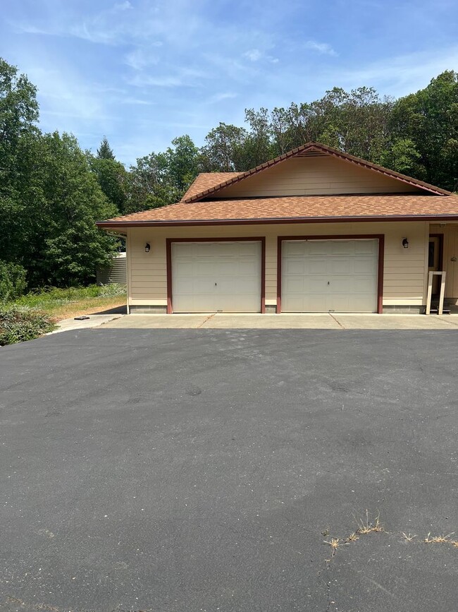 Foto del edificio - BEAUTIFUL COUNTRY HOME WITH LARGE GARAGE