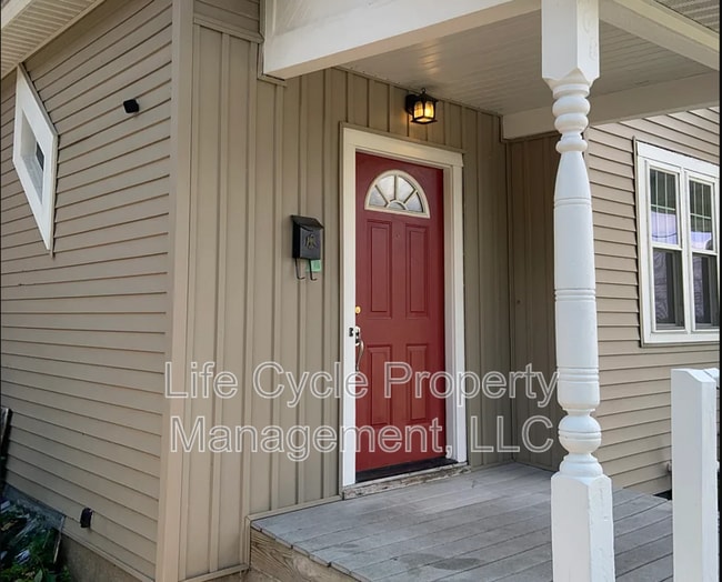 Building Photo - 108 Carrier St NE